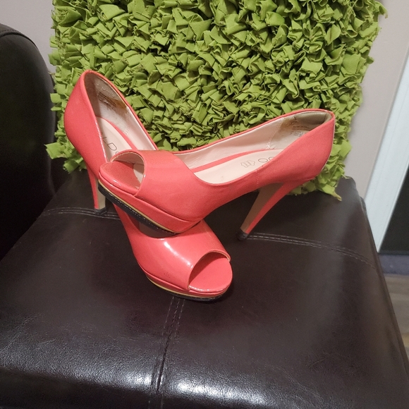 Shoes - Picture 1 of 7